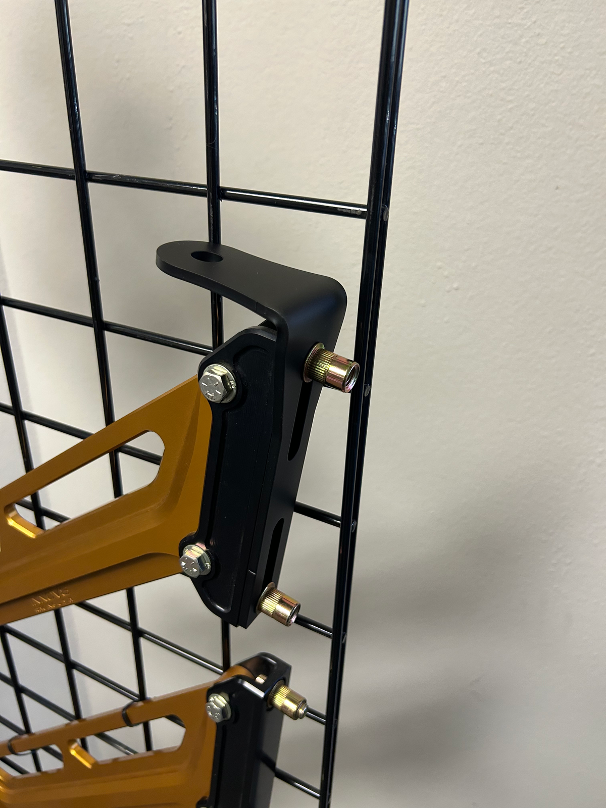 BED SUPPORT INTEGRATED WHIP/FLAG MOUNT